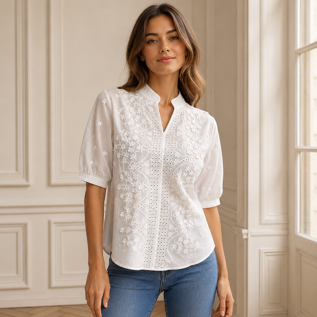 Maëlys – Blouse Brodée à Col V